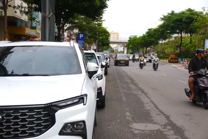 Việc nhiều phương tiện dừng đỗ sát mép đường ở cả hai phía cũng khiến diện tích lưu thông của các dòng xe bị thu hẹp.