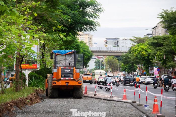 Trao đổi về tiến độ thi công, ông Đàm Quang Bảo, Giám đốc Ban Duy tu các công trình hạ tầng giao thông Hà Nội cho biết, dự án xén dải phân cách trên đường Ô Chợ Dừa đang được đơn vị phấn đấu hoàn thành trước ngày 10/10. Để đáp ứng yêu cầu cấp bách này, nhà thầu đã huy động tối đa nhân lực, bố trí thi công liên tục cả ngày lẫn đêm.