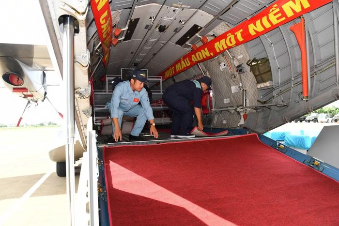 Thành viên Tổ bay Lữ đoàn Không quân 918 làm công tác chuẩn bị tiếp nhận mẫu sinh phẩm.