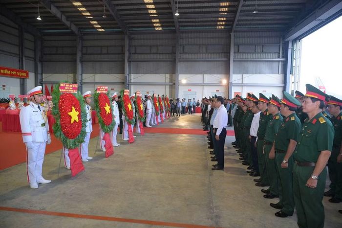 Toàn cảnh lễ dâng hương, dâng hoa trước khi vận chuyển mẫu sinh phẩm hài cốt liệt sĩ lên máy bay.