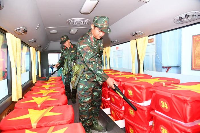 Lực lượng công binh kiểm tra an ninh, an toàn trên xe vận chuyển mẫu sinh phẩm.