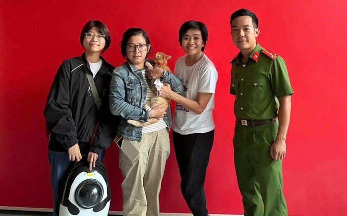 Người dân vui mừng nhận lại thú cưng của mình.