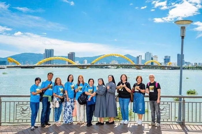 Nhóm du khách lớn tuổi đến từ Philippines tham quan Đà Nẵng