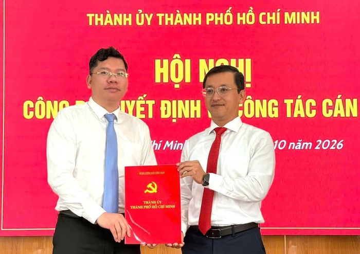 Ông Hoàng Nguyên Dinh (bên trái) trao quyết định cho ông Tạ Quốc Trung. Ảnh: Thái Phương.
