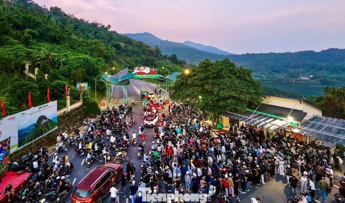 Theo thống kê từ Vườn quốc gia Ba Vì, từ tháng 10 đến cuối năm là thời điểm săn mây, mỗi ngày có khoảng 4.000 khách tham quan, cuối tuần tăng 50%. Ảnh: Quỳnh Ba Vì
