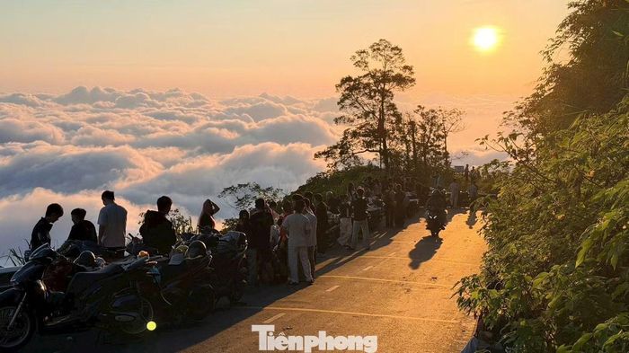 Biển mây phủ dày quanh đỉnh Tản Viên, độ cao 1.227 m, kéo dài xuống thung lũng. Đây là vị trí lý tưởng nhất để săn mây tại Ba Vì.