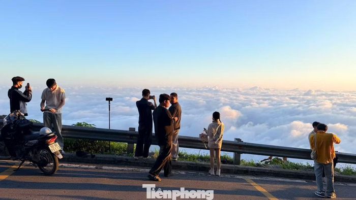 Trục đường chính dài 11 km trong vườn quốc gia, dẫn tới các điểm săn mây, đông đúc từ tờ mờ sáng. Nhiều nhóm mang theo lều trại, máy ảnh, chờ khoảnh khắc bình minh lên giữa biển mây.