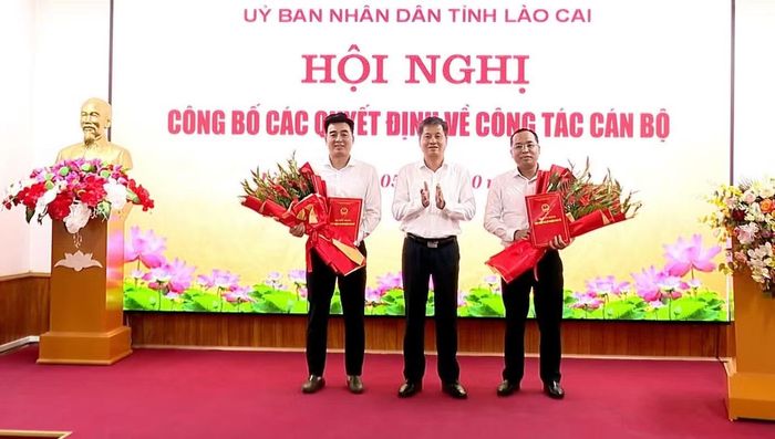 Ông Ngô Hạnh Phúc, Phó Chủ tịch Thường trực UBND tỉnh Lào Cai trao quyết định và tặng hoa chúc mừng hai Phó Giám đốc Trung tâm Xúc tiến Đầu tư, Thương mại và Du lịch tỉnh Lào Cai được bổ nhiệm. Ảnh: Mạnh Cường.