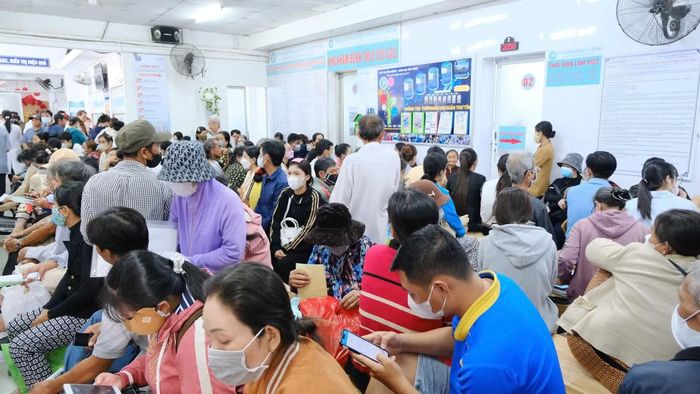 Bệnh nhân chờ khám bệnh tại Bệnh viện Ung bướu Cần Thơ.