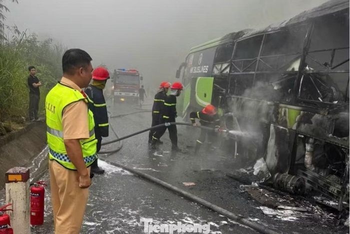 Lực lượng chức năng tiến hành chữa cháy tại hiện trường.
