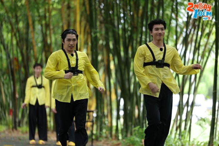 Luật chơi không được chạy tạo nên nhiều dáng đi hài hước của dàn cast.