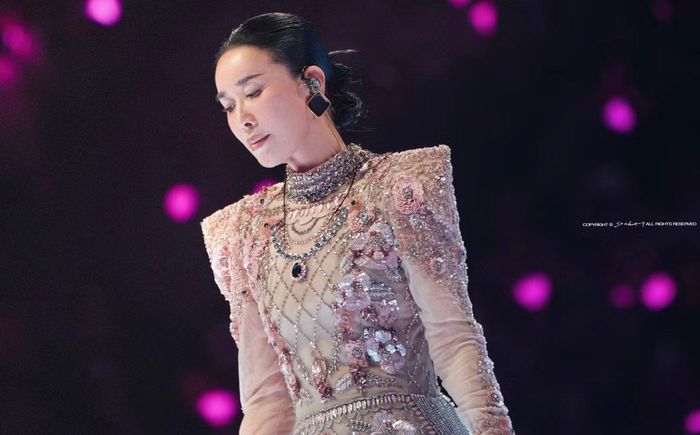 Na Anh cũng hát thêm nhưng không bị phạt vì thời lượng ngắn.