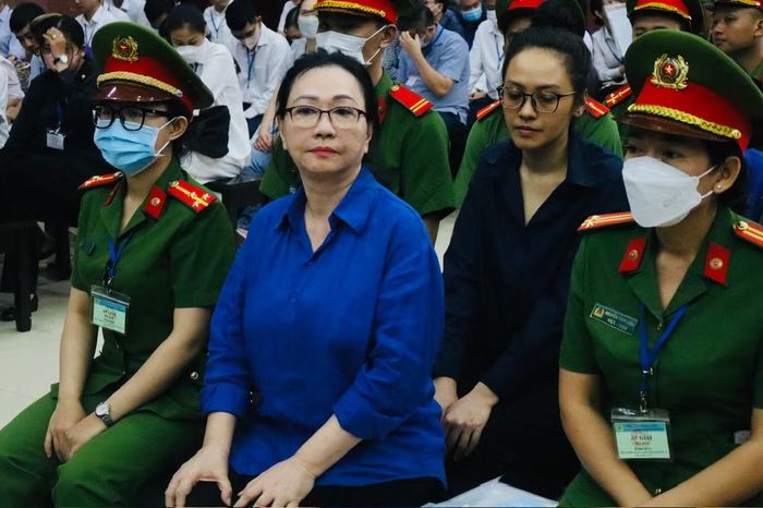 Bà Trương Mỹ Lan và cháu gái Trương Huệ Vân trong một lần hầu tòa. Ảnh: Tân Châu.