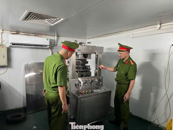 Cảnh sát kiểm tra khu vực sản xuất.