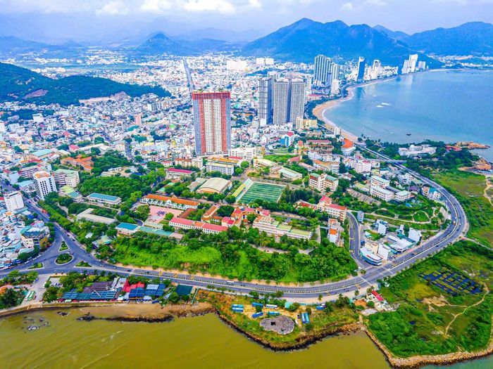 Trường đại học Nha Trang nằm trên đồi Lasan, phường Bắc Nha Trang.