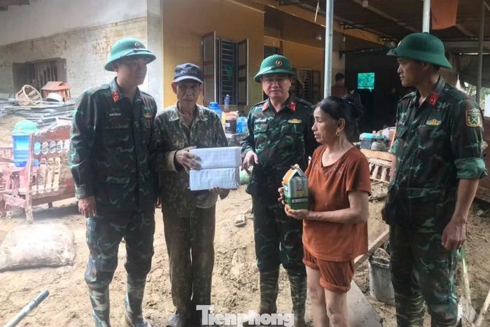 Không chỉ tích cực vệ sinh môi trường, Sư đoàn 324 còn chú trọng chăm lo đời sống người dân vùng thiên tai bằng những phần quà thiết thực, nghĩa tình.