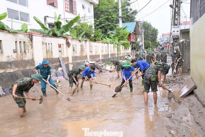 Ngay sau khi bão lũ xảy ra, lực lượng của Sư đoàn 324 nhanh chóng tiếp cận địa bàn sớm nhất để xử lý ngay các vấn đề cấp thiết.