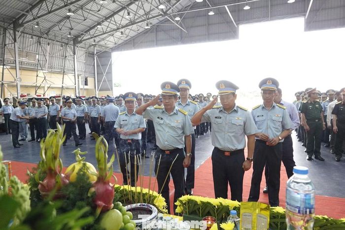 Lãnh đạo các đơn vị cùng cán bộ, chiến sĩ dâng hương tưởng niệm các Anh hùng liệt sĩ tại buổi lễ.