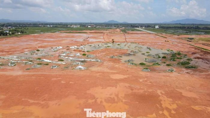Theo ghi nhận tại dự án, mặt bằng đang được công nhân thi công, san gạt. Bên trong khuôn viên dự án có lượng lớn rác thải sinh hoạt, gồm túi nilon, bao bì, chai nhựa... được chất thành từng đống cao như núi. Khối lượng rác nằm trong phạm vi khoảng 1,51ha đất bãi thải thuộc Dự án Khu công nghiệp Bắc Thạch Hà.