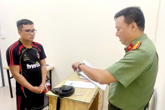 Đối tượng Nguyễn Trọng Nghĩa (bên trái). Ảnh: CA ĐT