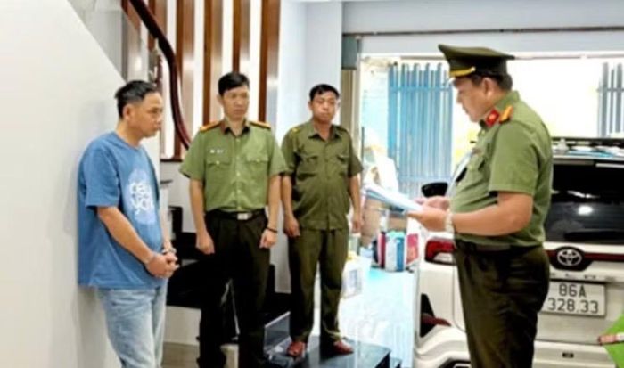 Công an tống đạt quyết định khởi tố, tạm giam đối tượng Nguyễn Hoàng Tuấn. Ảnh: CA ĐT