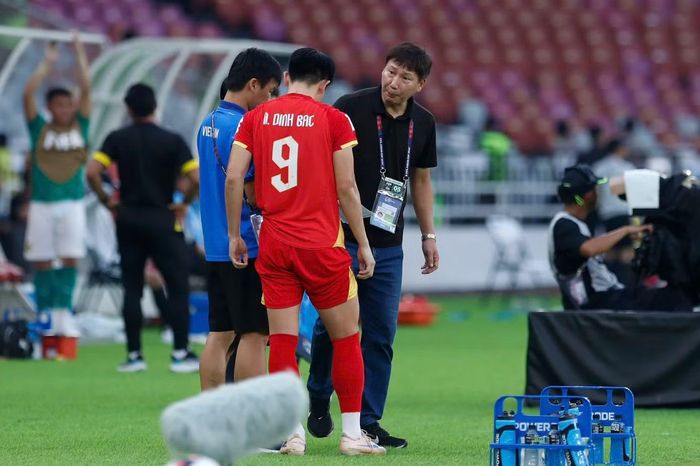 HLV Kim Sang-sik chịu nhiều áp lực dù vừa cùng đội tuyển Việt Nam vô địch ASEAN Cup 2026 (ảnh Hữu Phạm)