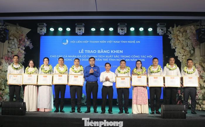 Hội LHTN Việt Nam tỉnh Nghệ An tặng Bằng khen cho 10 cá nhân có thành tích xuất sắc.