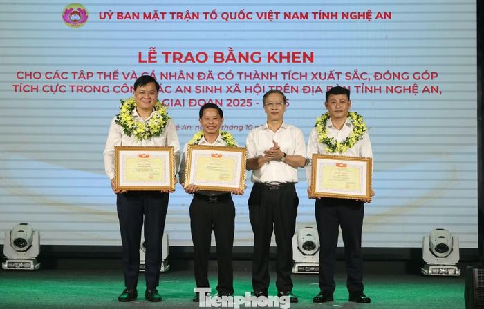 Ủy ban MTTQ Việt Nam tỉnh Nghệ An tặng Bằng khen cho 1 tập thể và 2 cá nhân có thành tích xuất sắc, đóng góp tích cực trong công tác an sinh xã hội trên địa bàn tỉnh Nghệ An giai đoạn 2025-2026.