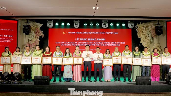 Hội Doanh nhân trẻ Việt Nam cũng tặng Bằng khen cho 17 cá nhân có thành tích xuất sắc trong công tác Hội và phong trào Doanh nhân trẻ tỉnh Nghệ An năm 2026.