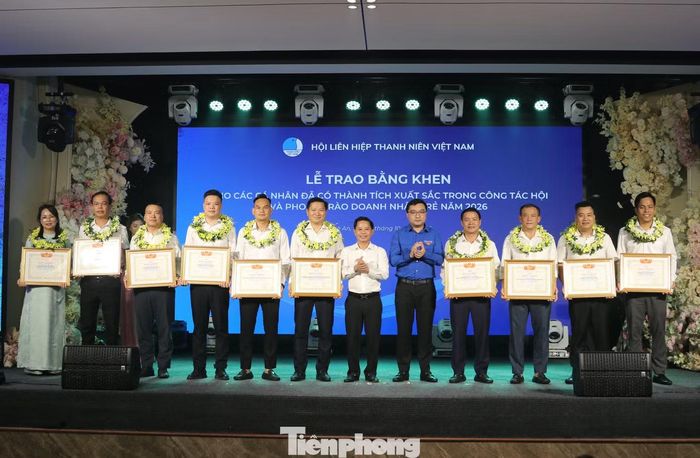 Dịp này, T.Ư Hội LHTN Việt Nam đã tặng Bằng khen cho 10 cá nhân.
