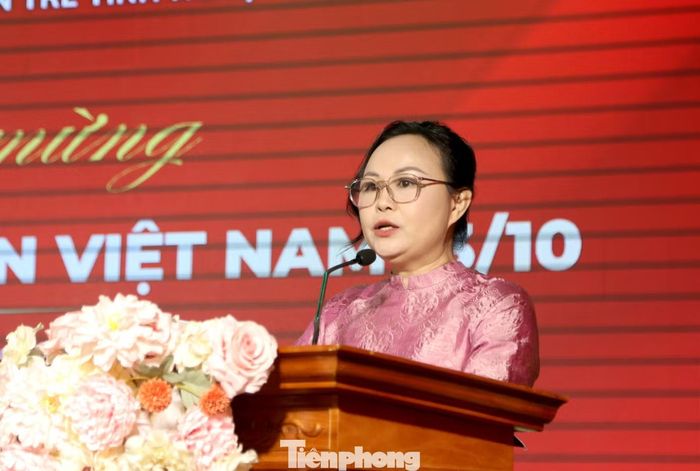 Bà Lê Thị Huyền Nhung - Phó Chủ tịch Hội Doanh nhân trẻ tỉnh Nghệ An phát biểu khai mạc.