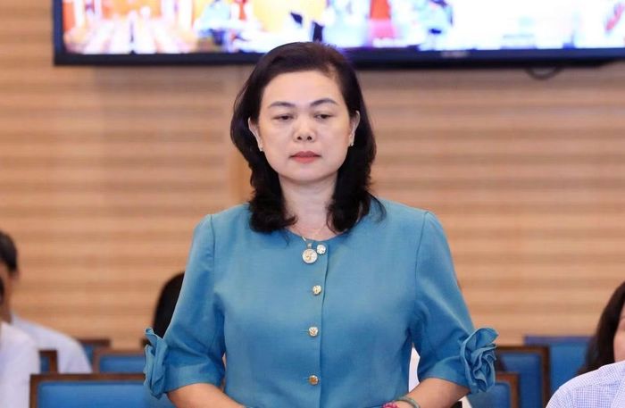 Bà Trần Lưu Hoa, Phó Giám đốc Sở Giáo dục và Đào tạo (GD&ĐT) Hà Nội trao đổi tại họp báo