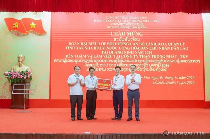 Đoàn đại biểu tỉnh Xay Nhạ Bu Ly, lãnh đạo Trường Chính trị Vũ Văn Hiếu, thành phố Quảng Ninh và lãnh đạo Công ty Than Thống Nhất - TKV tại chương trình