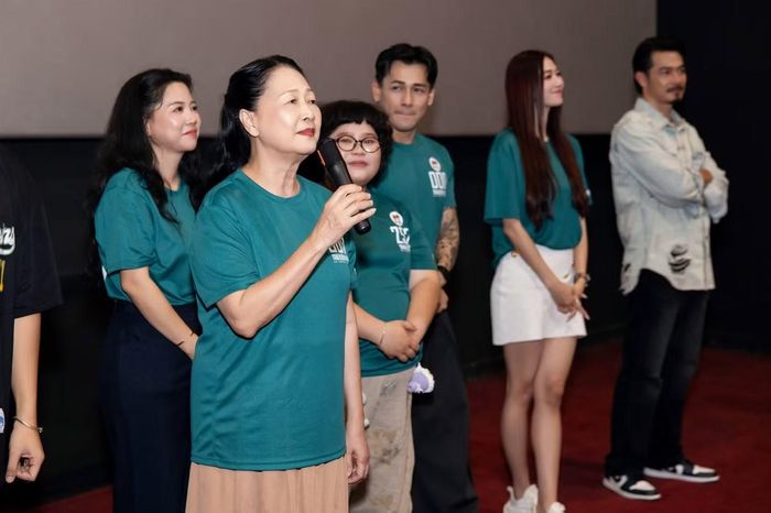  Ê-kíp Trại buôn người giao lưu với khán giả. 