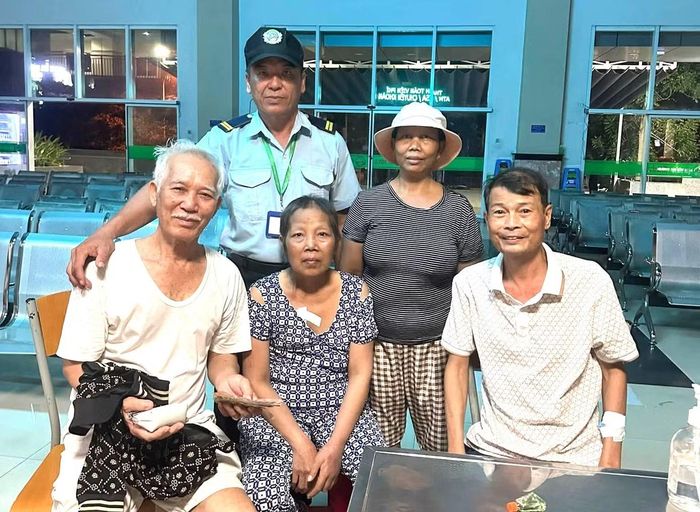 Chồng bà Liếu (bìa trái), bà Phạm Thị Lệ (kế bên) trong buổi giao nhận lại số tiền.