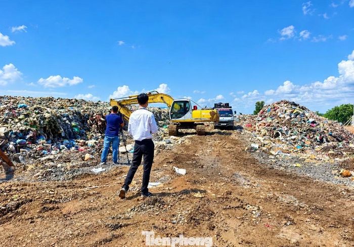 Dù đã quá tải, song mỗi ngày bãi rác vẫn "gồng mình" tiếp nhận khoảng 40 tấn rác.