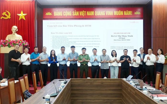 Các đại biểu chụp ảnh lưu niệm.