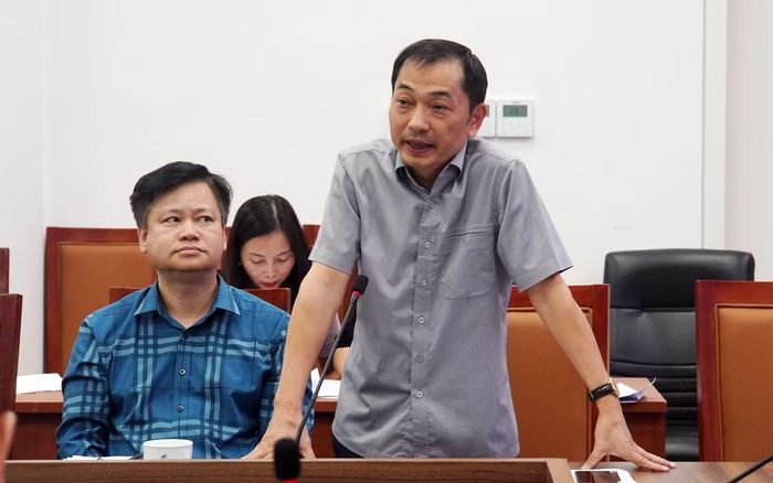 Nhà báo Phùng Công Sưởng - Tổng Biên tập Báo Tiền Phong (ảnh trái) và ông Vũ Khắc Lịch - Phó Giám đốc Sở VHTT&DL Hải Phòng - phát biểu tại buổi làm việc.