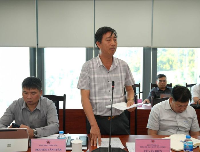 Trưởng Ban SXT TKV Vũ Văn Điền báo cáo tại hội nghị. 