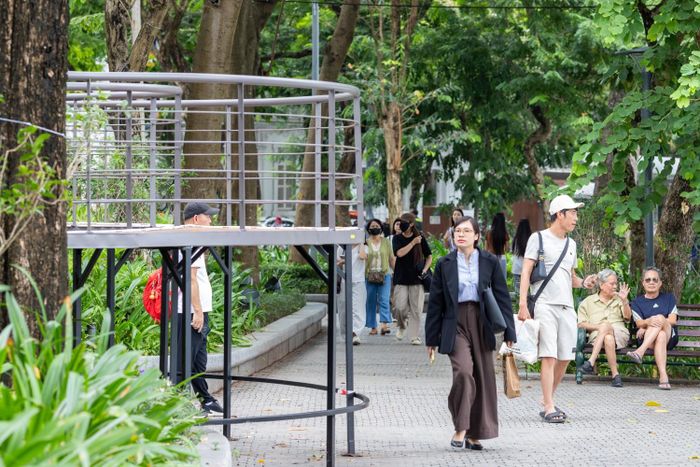 Nhiều ý kiến cho rằng, những trụ cầu này nên được lắp đặt vào trong khuôn viên vườn hoa. Tuy nhiên việc lắp đặt như vậy sẽ làm bó hẹp không gian trải nghiệm của du khách.