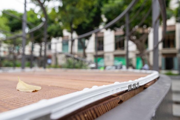 Hệ thống dải đèn led được lắp đặt sát mép sàn cầu.