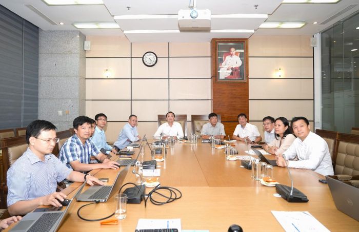 Đồng chí Trần Bình Minh, Ủy viên Ban Thường vụ, Thành viên HĐTV Tập đoàn sinh hoạt chi bộ cùng Chi bộ Ban Khoa học công nghệ và Chuyển đổi số.