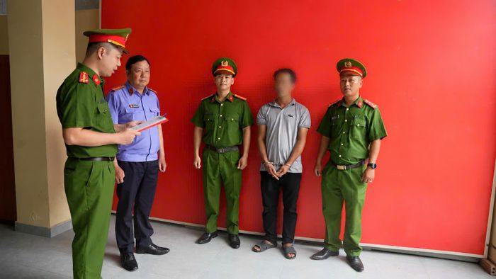 Đối tượng Lưu Thanh Bình tại cơ quan công an. (Ảnh: Công an cung cấp)