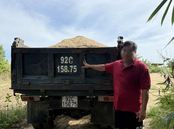 Xe tải chở cát tại khu vực xảy ra vụ khai thác trái phép ở xã Gò Nổi, thành phố Đà Nẵng.(Ảnh: CA)