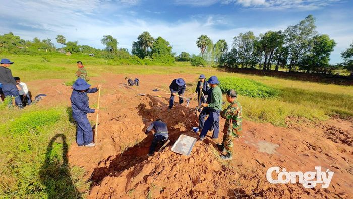 Cán bộ, chiến sĩ các Đội K tổ chức đào tìm, quy tập hài cốt liệt sĩ trên đất bạn Campuchia.