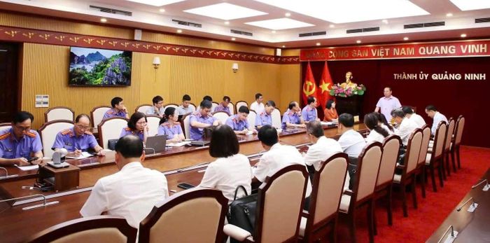 Thường trực Thành ủy làm việc với lãnh đạo VKSND thành phố Quảng Ninh.