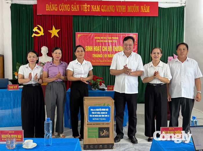 Chánh án TAND tỉnh Sơn La tặng quà cho các Chi bộ Đảng trên địa bàn xã Tân Phong.