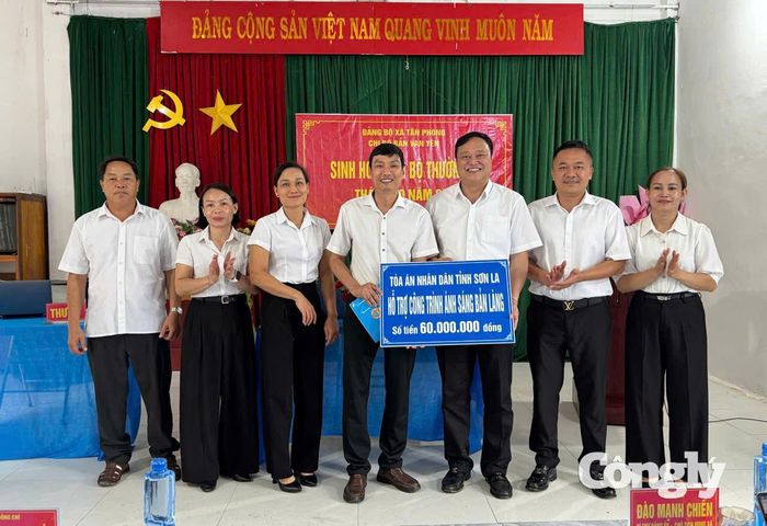 Nhân dịp này, TAND tỉnh Sơn La hỗ trợ chương trình "Ánh sáng bản làng" 60 triệu đồng tại xã Tân Phong.