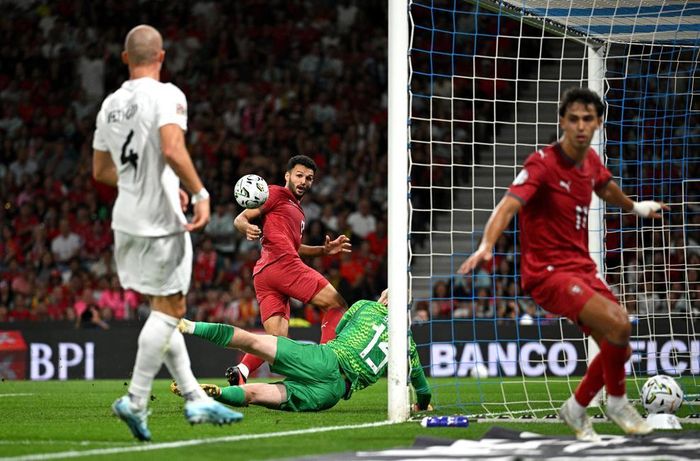 Phút 79, Goncalo Ramos đệm cận thành ghi bàn thứ 2 cho Bồ Đào Nha