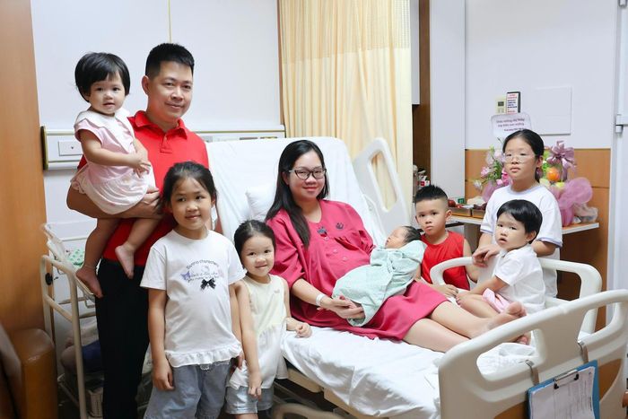 Vợ chồng chị Thủy bên 7 con tại Bệnh viện Phụ sản Hà Nội. Ảnh: Tiến Thành 